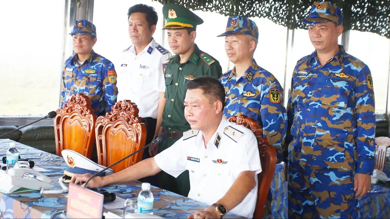 Thượng tướng Nguyễn Văn Nghĩa kiểm tra luyện tập diễu binh trên biển