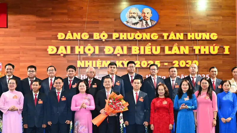 Phường ở TPHCM dùng robot đưa đón đại biểu dự đại hội