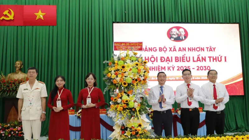 Đồng chí Phạm Thành Kiên tặng hoa của Thành ủy - HĐND - UBND - Ủy ban MTTQ Việt Nam TPHCM chúc mừng đại hội. Ảnh: NGÔ BÌNH