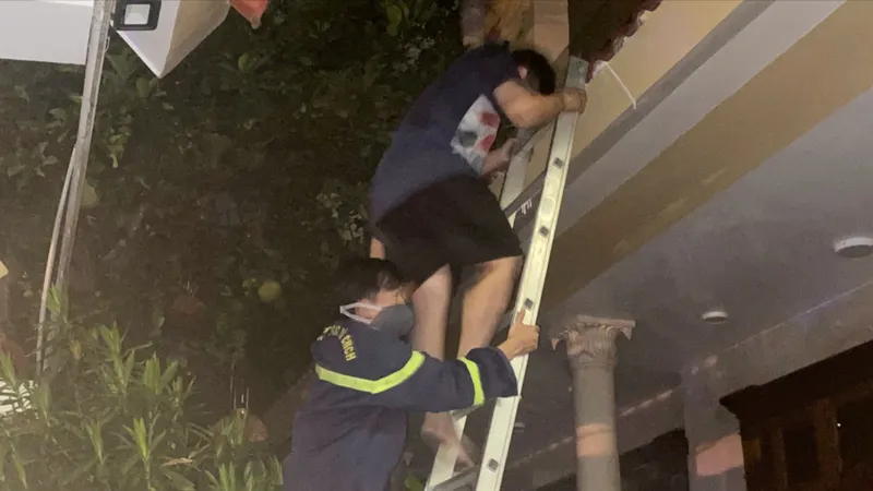 Cảnh sát giải cứu những người bị mắc kẹt trong đám cháy