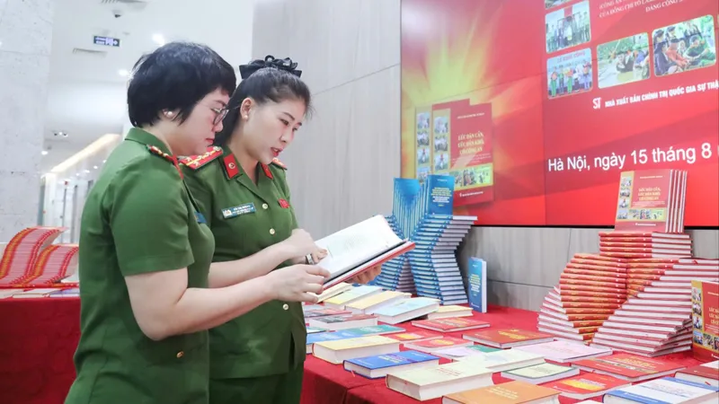 Khu vực trưng bày sách về lực lượng CAND