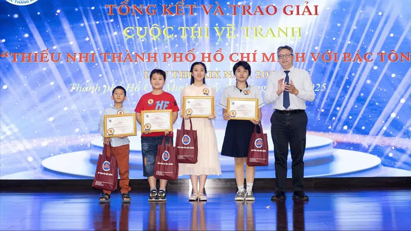 Trao giải cuộc thi vẽ tranh thiếu nhi TPHCM với Bác Tôn