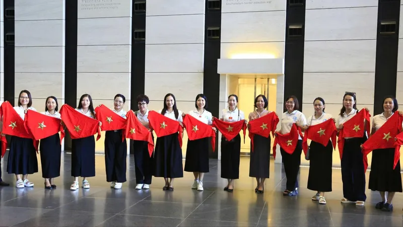 Đồ trang trí cờ đỏ sao vàng ngập tràn phố xá Hà Nội