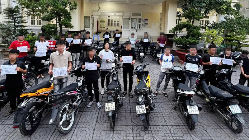 Các đối tượng và phương tiện độ chế bị lực lượng CSGT tạm giữ. Ảnh: VĂN ANH