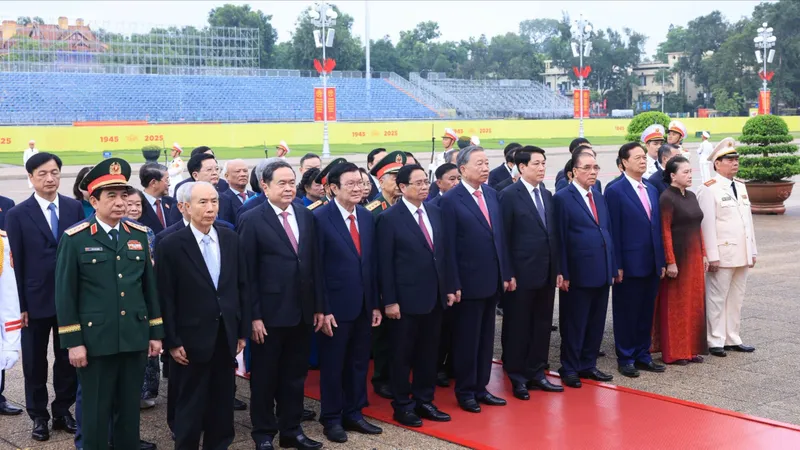 Lãnh đạo Đảng, Nhà nước vào Lăng viếng Chủ tịch Hồ Chí Minh và dâng hương tưởng niệm các Anh hùng liệt sĩ