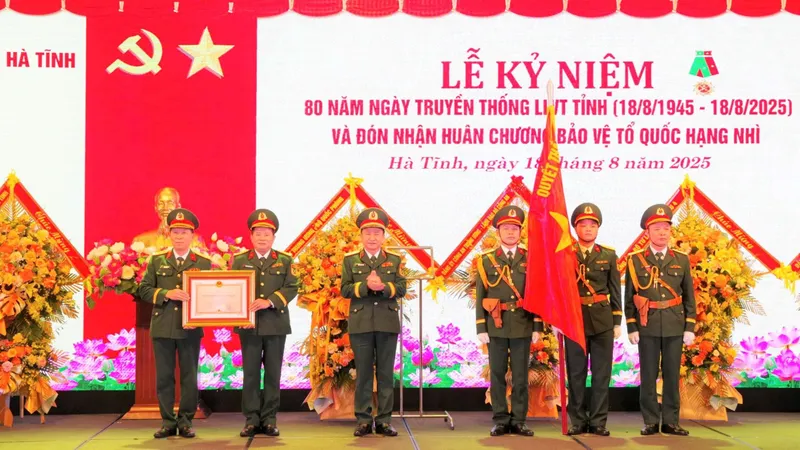 Thừa ủy quyền của Chủ tịch nước, Thiếu tướng Đoàn Xuân Bường, Bí thư Đảng ủy, Chính ủy Quân khu 4 trao Huân chương bảo vệ Tổ quốc hạng Nhì tặng LLVT tỉnh Hà Tĩnh 