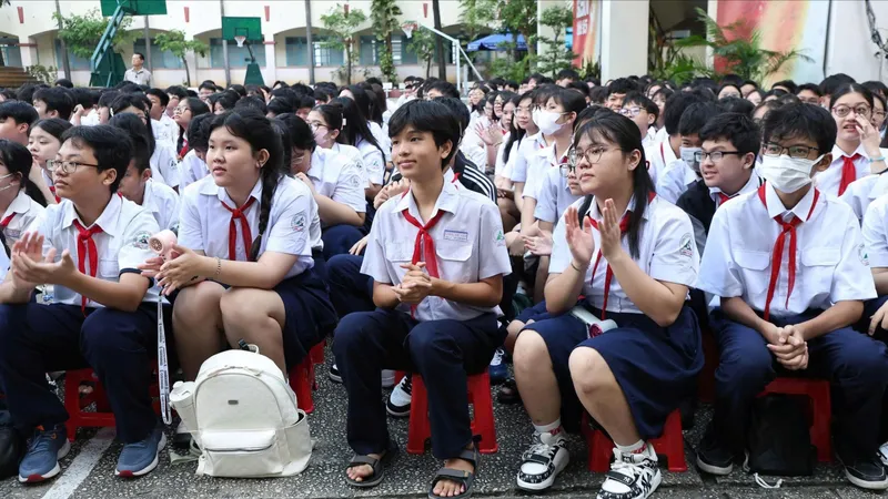 TPHCM: Lấy ý kiến phụ huynh về việc cấm học sinh dùng điện thoại trong trường học