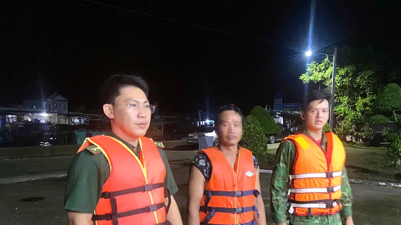 Đồn Biên phòng Khánh Hội cứu vớt và đưa ngư dân (giữa) vào bờ an toàn. Ảnh: HOÀNG TÁ