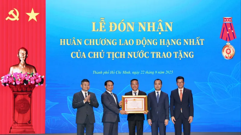 Chương trình biểu diễn văn nghệ tại Lễ kỷ niệm 80 năm thành lập ngành Ngoại giao Việt Nam và 50 năm thành lập Sở Ngoại vụ TPHCM. Ảnh: DŨNG PHƯƠNG 