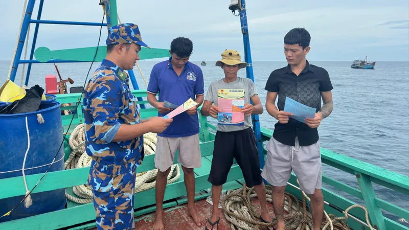 Cán bộ, chiến sĩ Biên đội III/25, Hải đoàn Biên phòng 18 tuyên truyền về chống khai thác IUU cho bà con ngư dân TPHCM