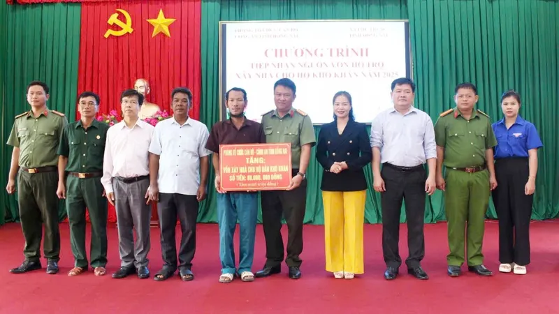 Hỗ trợ một người dân tộc S’tiêng nghèo xây nhà 