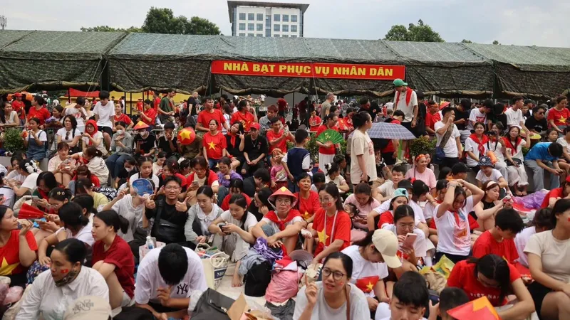 Thêm nhà bạt, điểm phát nước, bánh miễn phí cho người dân xem sơ duyệt diễu binh, diễu hành 