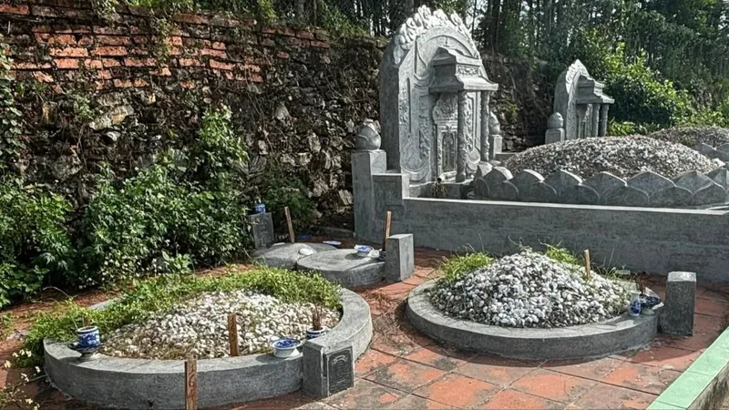 Nhiều huyệt mộ sau di tích chùa Thiên Mụ "bỗng dưng" bị đóng cọc