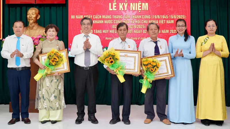  Lãnh đạo Thành ủy trao Huy hiệu Đảng tại xã Hưng Long (TPHCM)