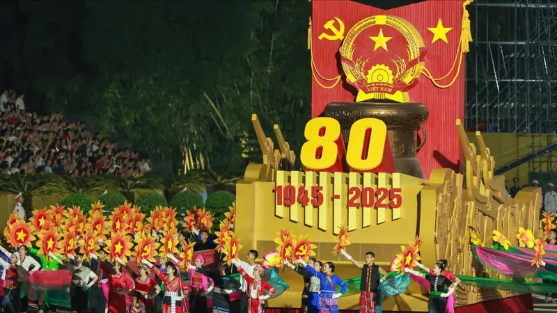 Tặng 100.000 đồng/người cho toàn dân ăn Tết Độc lập