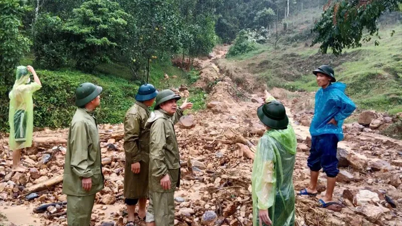 Lãnh đạo xã Hương Xuân kiểm tra, chỉ đạo đôn đốc thực hiện các biện pháp cảnh báo tại các địa điểm nguy cơ cao về sạt lở, ngập lụt 