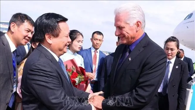 Ủy viên Bộ Chính trị, Giám đốc Học viện Chính trị Quốc gia Hồ Chí Minh, Chủ tịch Hội đồng Lý luận Trung ương Nguyễn Xuân Thắng chào mừng Bí thư Thứ nhất, Chủ tịch Miguel Díaz-Canel Bermúdez đến Việt Nam. Ảnh: TTXVN.