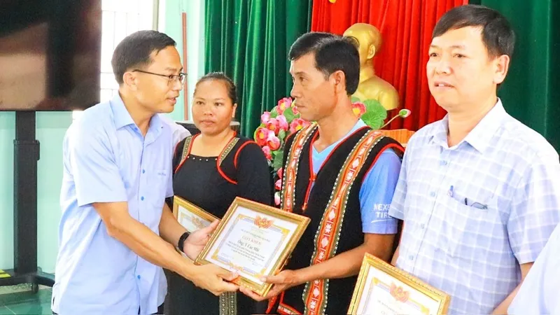 Khen thưởng người tham gia cứu chữa nạn nhân nghi bị ngộ độc sau bữa tiệc tân gia