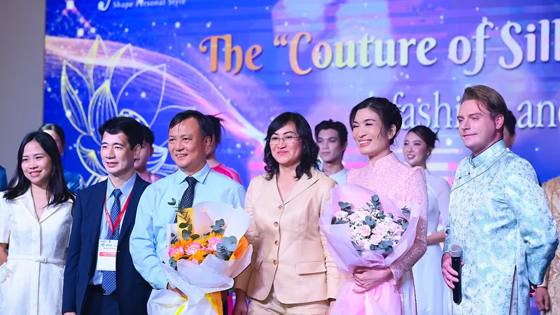 Áo dài và lụa Việt tỏa sáng trên sân khấu quốc tế