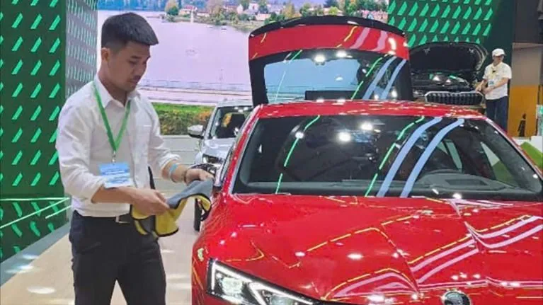 Nhiều hãng ô tô giảm giá, khuyến mãi mạnh