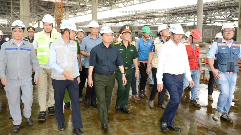 Phó Thủ tướng Trần Hồng Hà dẫn đầu đoàn công tác Chính phủ đã có chuyến kiểm tra đột xuất tại công trường thi công Dự án Cảng hàng không quốc tế Long Thành - giai đoạn 1. Ảnh: VGP