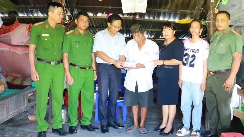 Trao 27 triệu đồng bạn đọc hỗ trợ đến gia đình bà Rmah H’tang