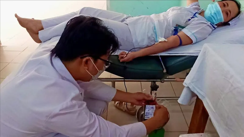 Lâm Đồng: Thiếu nguồn máu, y bác sĩ luân phiên hiến máu cứu người