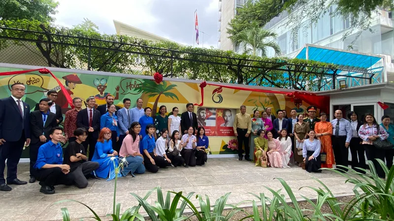 Lễ khánh thành bức tranh tường kỷ niệm 65 năm thiết lập quan hệ ngoại giao Việt Nam – Cuba tại TPHCM. Ảnh: XUÂN HẠNH 