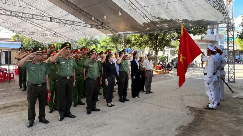 Trao bằng Tổ Quốc ghi công cho thân nhân liệt sĩ Nguyễn Đông Cánh
