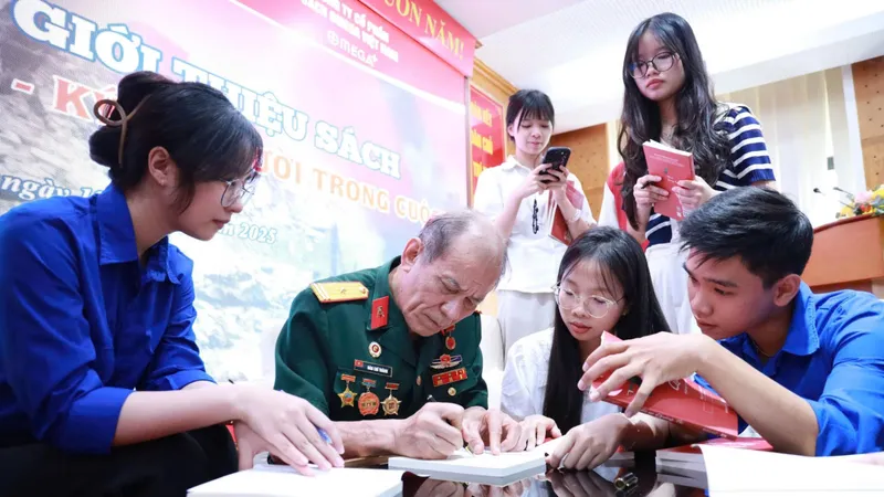 Các độc giả trẻ xin chữ ký cựu chiến binh Đào Chí Thành - nhân vật chính trong cuốn sách "Hồi ức Quảng Trị"