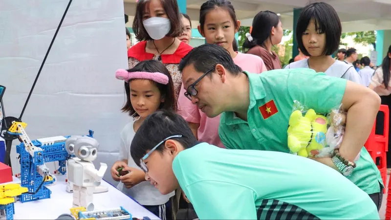 Học sinh phường Tân Sơn Hòa (TPHCM) trải nghiệm sản phẩm công nghệ giáo dục