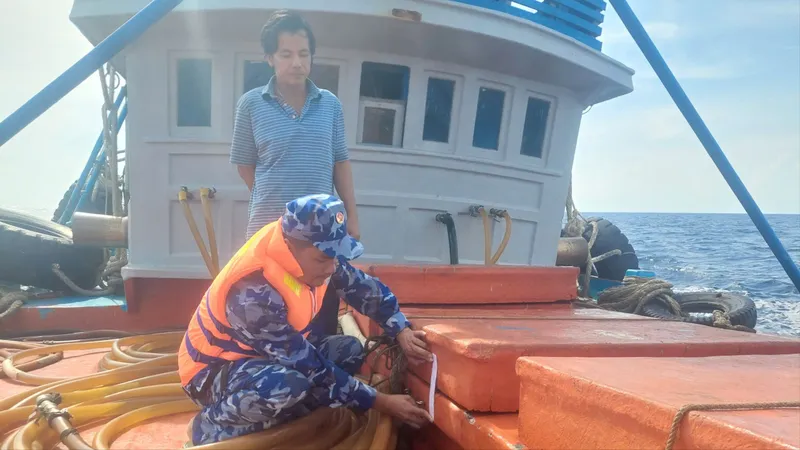 Cảnh sát biển tạm giữ tàu cá chở hơn 110.000 lít dầu D.O trái phép
