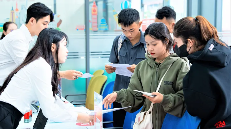 Vụ trưởng Vụ Giáo dục đại học Nguyễn Tiến Thảo báo cáo tại hội nghị