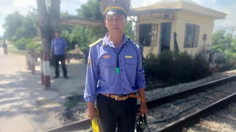 Nhân viên đường sắt cứu người thoát chết trong gang tấc