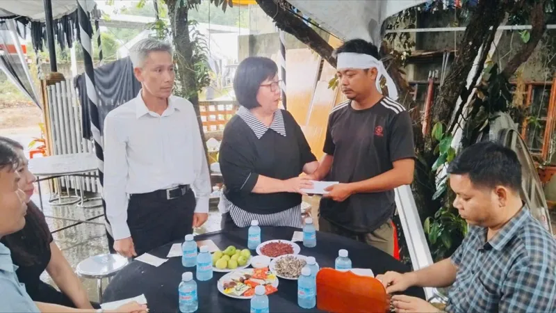 TPHCM: Thăm hỏi, chia sẻ mất mát với gia đình 3 mẹ con tử vong vì tai nạn