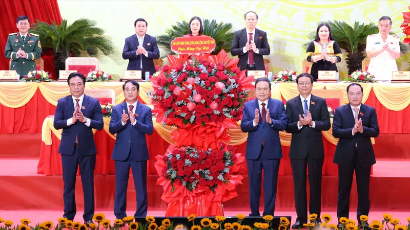Chủ tịch Quốc hội Trần Thanh Mẫn tặng hoa chúc mừng Đại hội đại biểu Đảng bộ tỉnh Khánh Hòa lần I, nhiệm kỳ 2025-2030