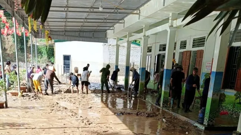 Nghệ An khẩn trương dọn dẹp trường lớp sau bão số 10