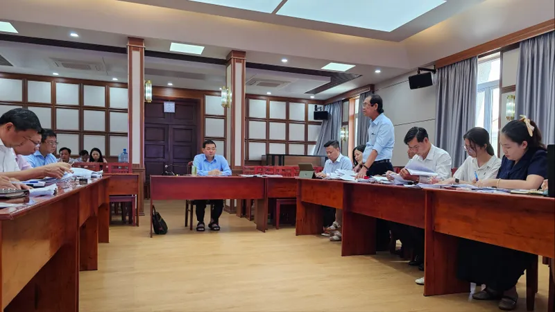 Đại diện Công ty TNHH Nhà Sài Gòn báo cáo tại buổi làm việc. Ảnh: ĐỖ TRÀ GIANG