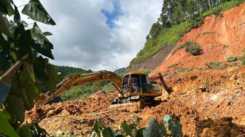 Đơn vị quản lý đường bộ huy động nhiều máy móc để nỗ lực khắc phục sạt lở trên Quốc lộ 48 qua xã Thông Thụ