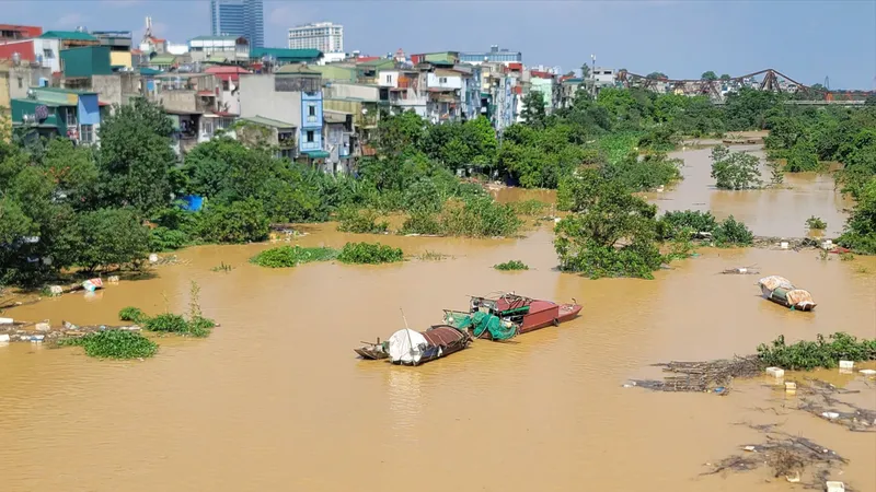 Nước lũ trên sông Hồng dâng cao gây ngập lụt tại khu vực ven sông ở phường Hồng Hà, TP Hà Nội