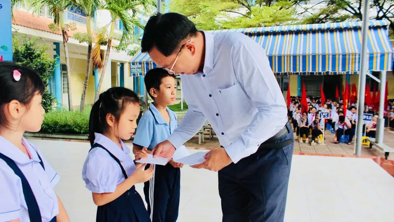 Đồng chí Nguyễn Phúc Hoàng, Bí thư Đảng ủy, Chủ tịch HĐND phường rạch Dừa trao học bổng cho các em học sinh có hoàn cảnh khó khăn vươn lên trong học tập.