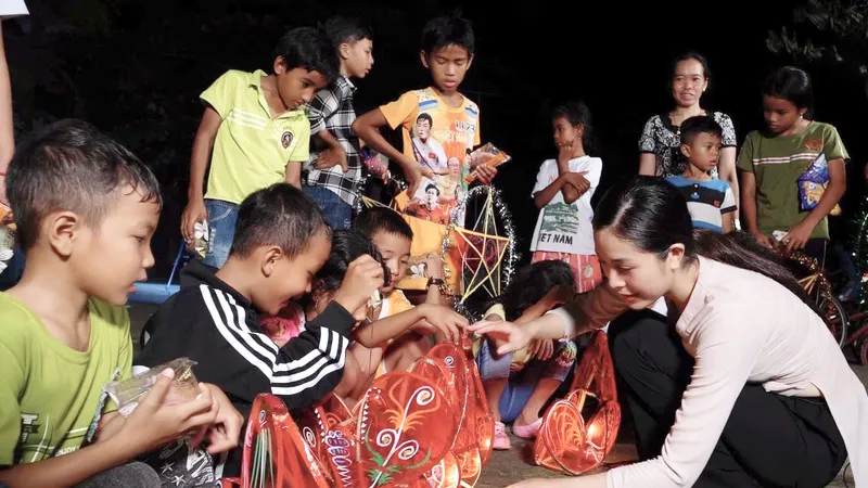Trăng rằm thắp sáng tình thân