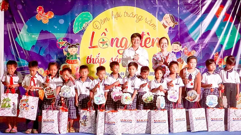 Báo SGGP mang Trung thu đến với học sinh nghèo Cần Thơ
