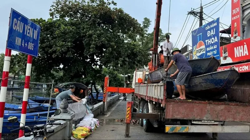 Người dân Chùa Hương mang thuyền tới hỗ trợ vùng rốn lũ Thái Nguyên
