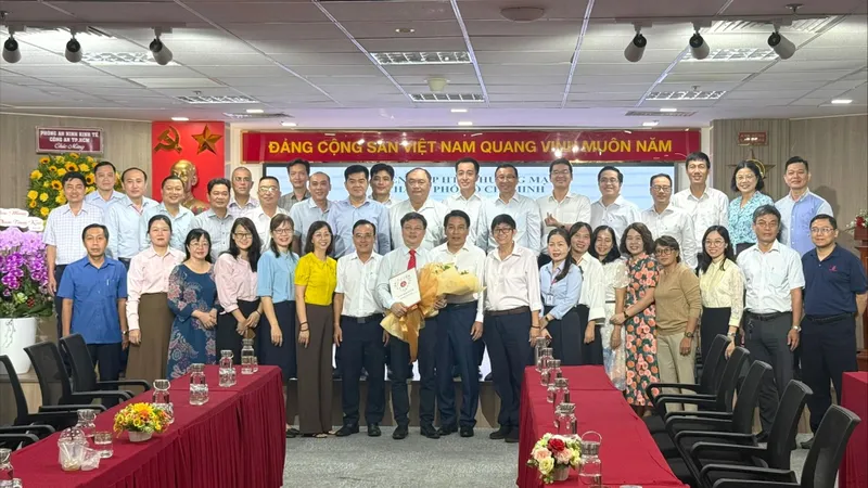 Đồng chí Phạm Trung Kiên chụp ảnh lưu niệm cùng tập thể Lãnh đạo Saigon Co.op