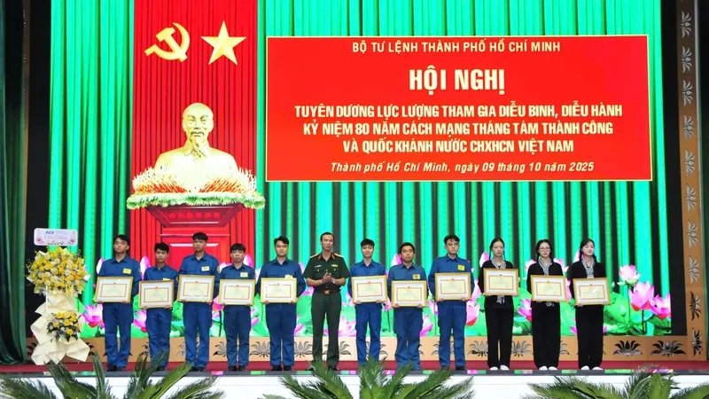 Bộ Tư lệnh TPHCM tuyên dương lực lượng tham gia diễu binh, diễu hành A80