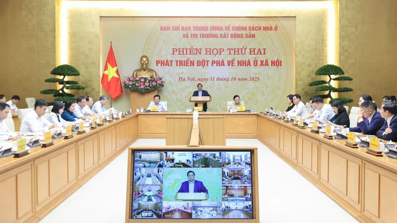 Thủ tướng Phạm Minh Chính chủ trì và phát biểu tại phiên họp thứ hai về phát triển đột phá về nhà ở xã hội, sáng 11-10. Ảnh: VIẾT CHUNG
