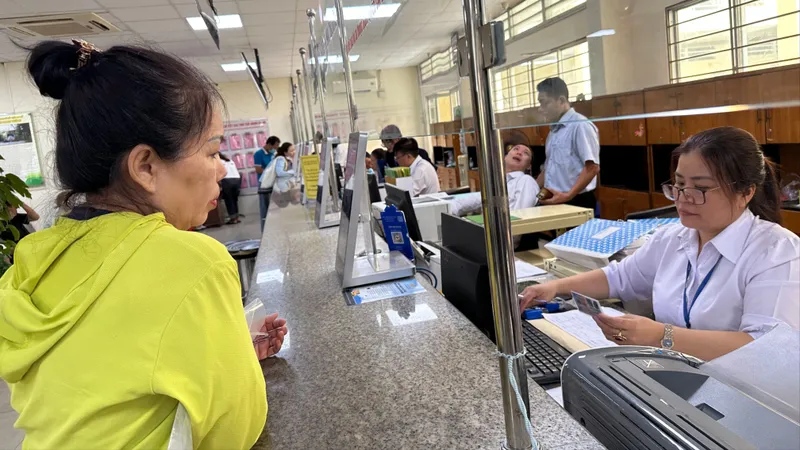 Người dân đến thực hiện thủ tục hành chính tại phường Gò Vấp, TPHCM. Ảnh: THANH HIỀN