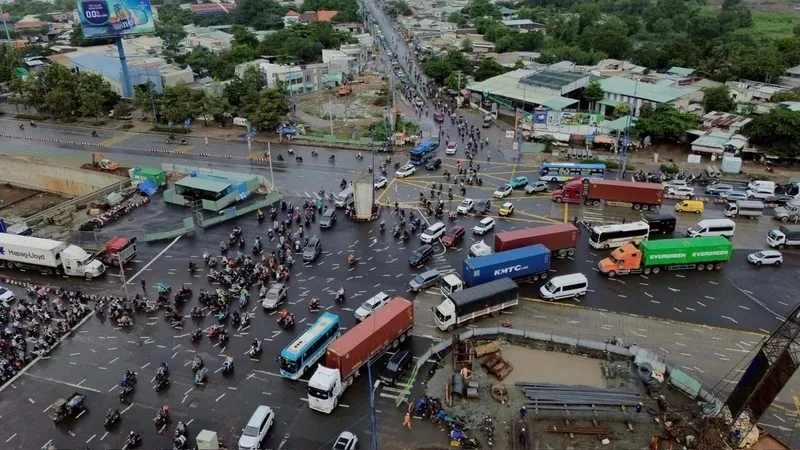 Phương tiện ùn ứ tại nút giao An Phú để vào cao tốc TPHCM - Long Thành, sáng 30-8