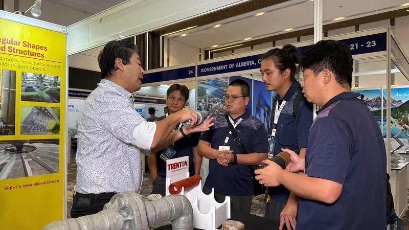 Các chuyên gia về ngành dầu khí trao đổi tại triển lãm